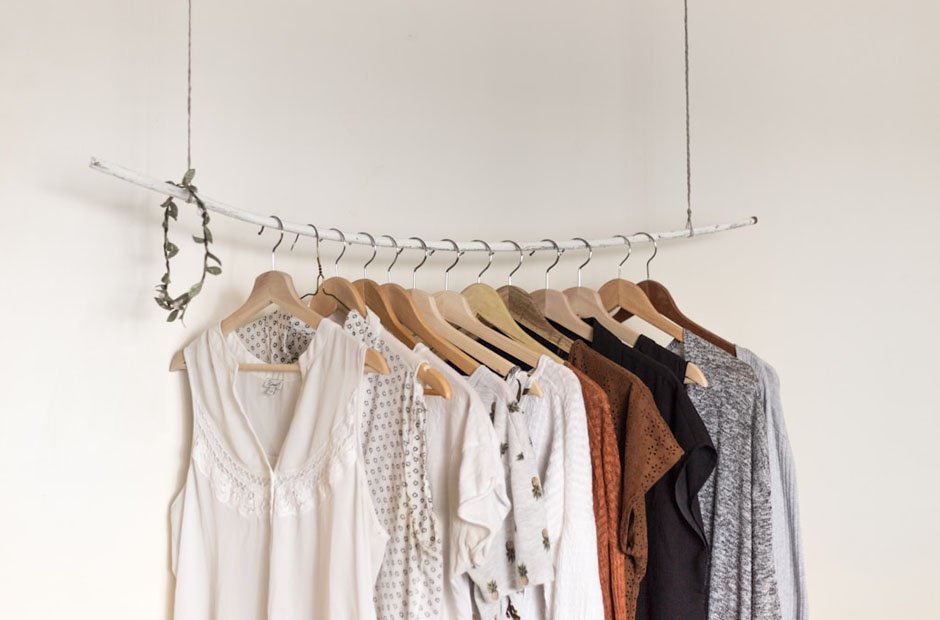 incorporating earth tones and textures in your autumn wardrobe